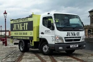 Image of a white vehicle with the logo Junk-It printed on the side